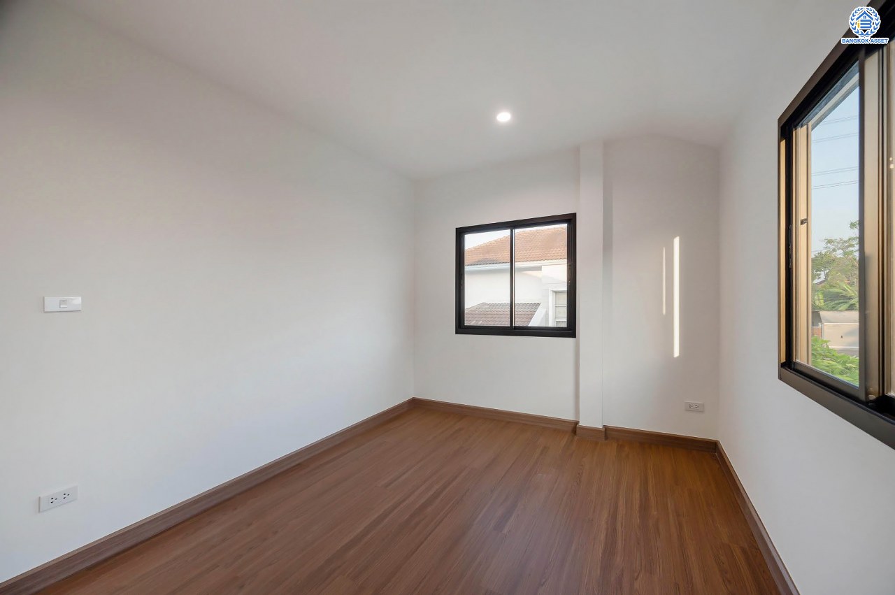 บ้านมือสองตกแต่งใหม่ โครงการ กฤษดานคร เลค แอนด์ พาร์ค บรมราชชนนี-พุทธมณฑลสาย3 เนื้อที่ 75 ตร.ว. บนพื้นที่ใช้สอย 121 ตร.ม. ฟังก์ชัน 3 ห้องนอน 2 ห้องน้ำ จอดรถได้ 2 คัน พร้อม 1 ห้องอเนกประสงค์บนทำเลศักยภาพเชื่อมต่อหลายเส้นทาง ใกล้เซ็นทรัลปิ่นเกล้า ม.มหิดล และทางด่วน "ศรีรัช"